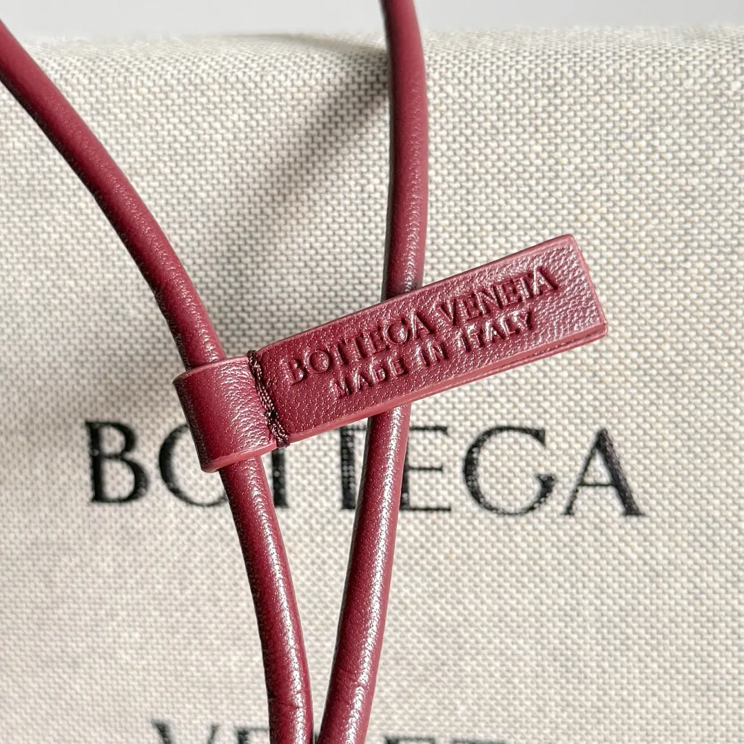 Batch 420 Let’s see what new cute little thing BV has released~ It’s this letter pendant, which is different from the puppy pendant. The weaving of this letter is more three-dimensional, and the material is very solid, and it is not easy to deform even if it is folded. Style number: M
